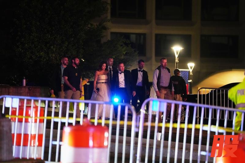  4月25日，宾客离开美国华盛顿白宫记者协会晚宴。新华社