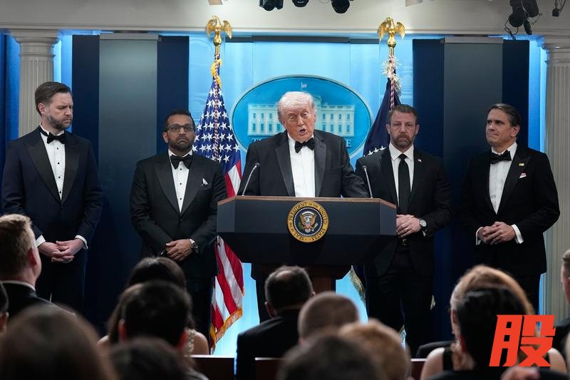 4月25日，美国总统特朗普（中）在华盛顿白宫举行的新闻发布会上讲话。新华社